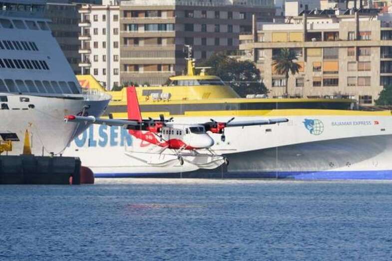El hidroavión bimotor De Havilland Canada DHC-6 300 Twin Otter de la compañía Surcar, este lunes en el Puerto de Santa Cruz de Tenerife / EFE Ramón de la Rocha